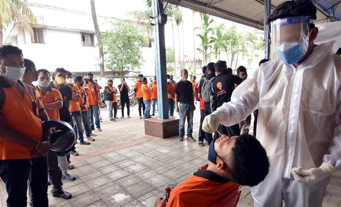Nhân viên y tế lấy mẫu xét nghiệm COVID-19 tại Guwahati, bang Assam, Ấn Độ. Ảnh: THX