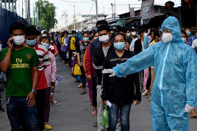 Người dân xếp hàng chờ tiêm vaccine ngừa COVID-19 tại Phnom Penh, Campuchia. Ảnh: AFP