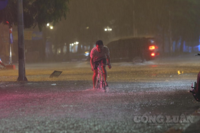 Nhưng cũng có người thi gan cùng thời tiết. (Ảnh: Quang Hùng)
