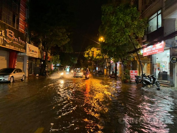 Tới 22 giờ cùng ngày, mưa đã dứt, nhưng nhiều tuyến phố vẫn ngập nặng. Trong ảnh là phố Chiến Thắng, quận Hà Đông. (Ảnh: Quang Hùng)