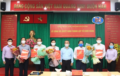 Bí thư Đảng ủy Khối Dân - Chính - Đảng TP HCM Võ Ngọc Quốc Thuận trao quyết định thành lập tổ chức Đảng trong các cơ quan báo chí. Ảnh: Minh Tâm
