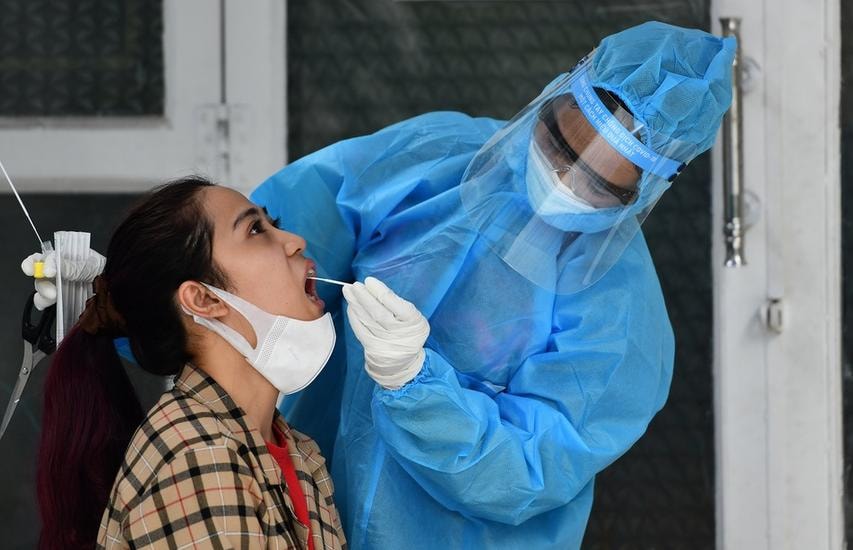 Lực lượng chức năng TP.HCM lấy mẫu xét nghiệm cho người dân. Ảnh: minh họa