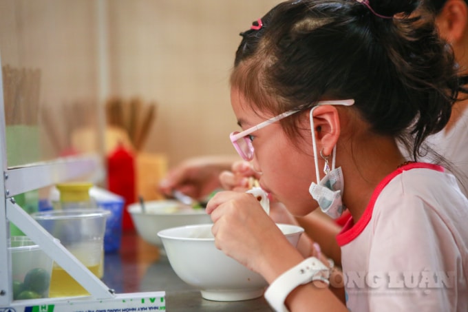 Tuy nhiên, các cơ sở được phép hoạt động trở lại phải đảm bảo các quy định về phòng dịch như: khoảng cách, có tầm chắn giữa người với người, ngồi không quá 50% công suất chỗ ngồi và không quá 20 người, đóng cửa trước 21h00 hàng ngày (nhà hàng rượu, quán rượu, bia, bia hơi chỉ được phép bán hàng mang về).