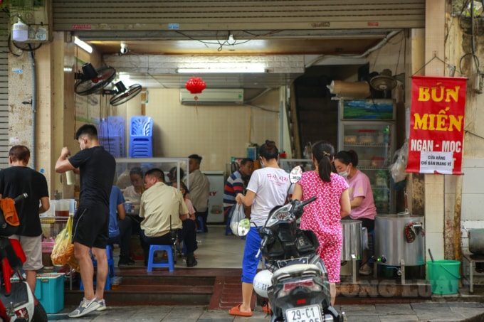 Không chỉ các quán phở, bún miến sáng cũng đông kín khách vào buổi sáng 22/6.