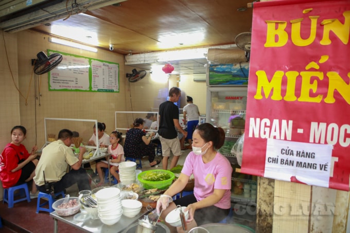 Cửa hàng kinh doanh ăn uống hết nhẵn trong 2 tiếng đồng hồ.