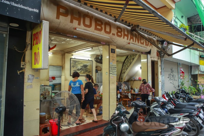TP Hà Nội nhấn mạnh yêu cầu chủ các cơ sở dịch vụ phải đảm bảo thực hiện nghiêm các biện pháp phòng chống dịch theo quy định, yêu cầu khách hàng khai báo y tế, lập danh sách, kiểm soát, đối chiếu thông tin khách hàng hàng ngày.