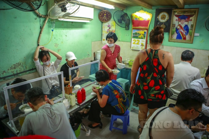 Quán phở gà đặc biệt ở phố Hàng Điếu (Hoàn Kiếm, Hà Nội) vào 6h30' sáng, khách đến kín quán phở.