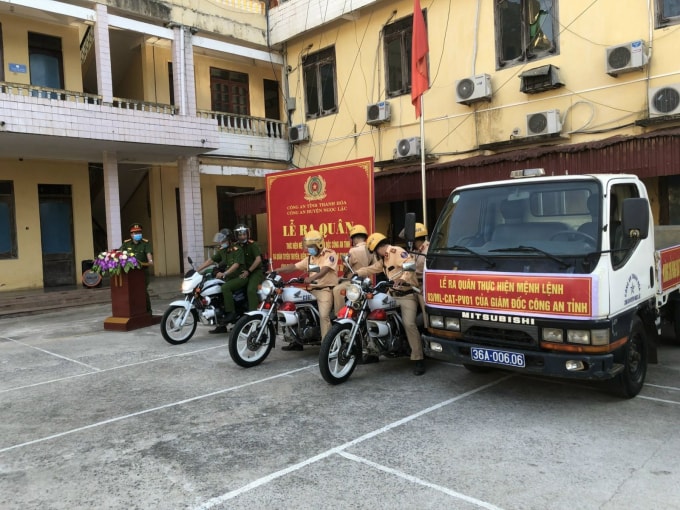 Công an huyện Ngọc Lặc ra quân tuyên truyền, kiểm tra, xử lý các hành vi vi phạm về tải trọng, kích thước thành thùng của phương tiện vận tải hàng hóa. Ảnh: CATH