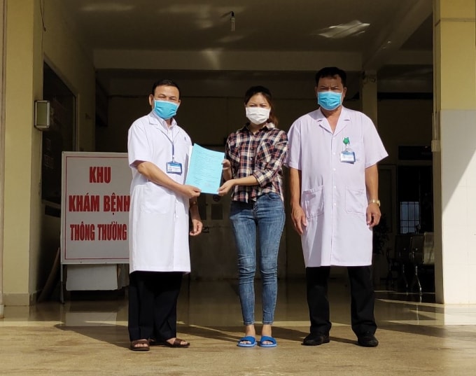 Các bác sĩ Bệnh viện Lao và bệnh phổi tỉnh trao giấy xuất viện cho bệnh nhân 7186. Ảnh: Kim Oanh/ĐLO