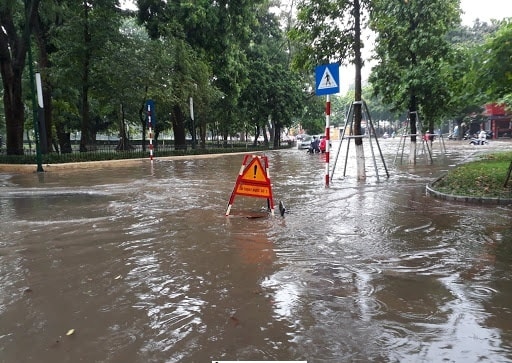Hà Nội chiều tối và đêm có lúc có mưa rào và dông. (Ảnh minh họa)
