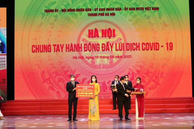 Tập đoàn Sun Group trao tặng Quỹ Vắc xin Hà Nội 55 tỷ đồng.