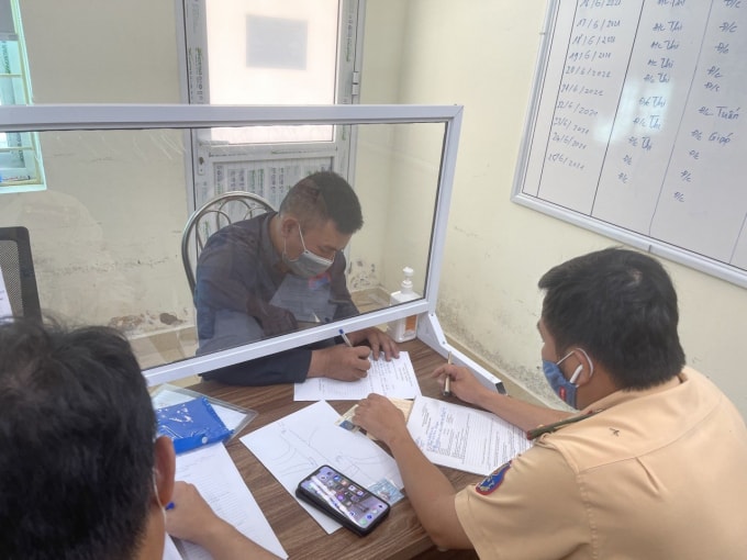 Lái xe Đinh Văn D. làm việc với cơ quan chức năng.
