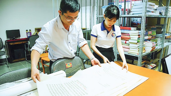 Cán bộ Nhà trưng bày Hoàng Sa kiểm kê, bảo quản các tư liệu Hoàng Sa. Ảnh: Bá Dũng