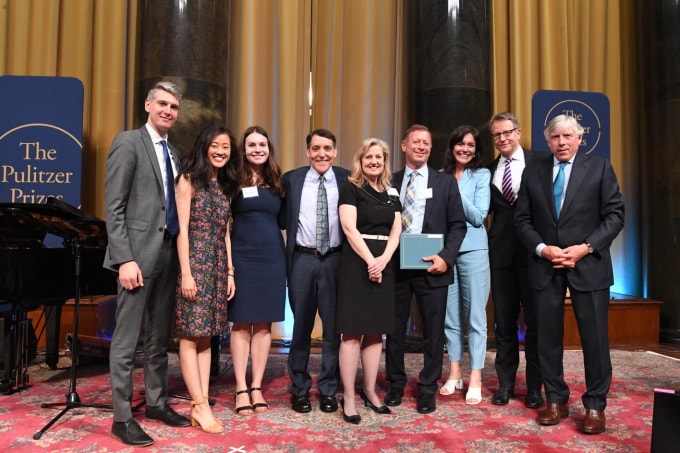 Nhóm phóng viên WSJ giành giải Pilitzer năm 2019 - Ảnh: Eileen Barroso