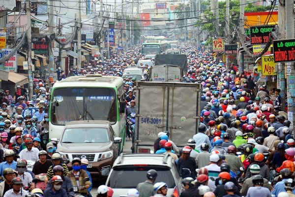 Quốc lộ 50 đoạn qua huyện Bình Chánh nhỏ, hẹp thường xuyên bị ùn tắc. Ảnh: VNE