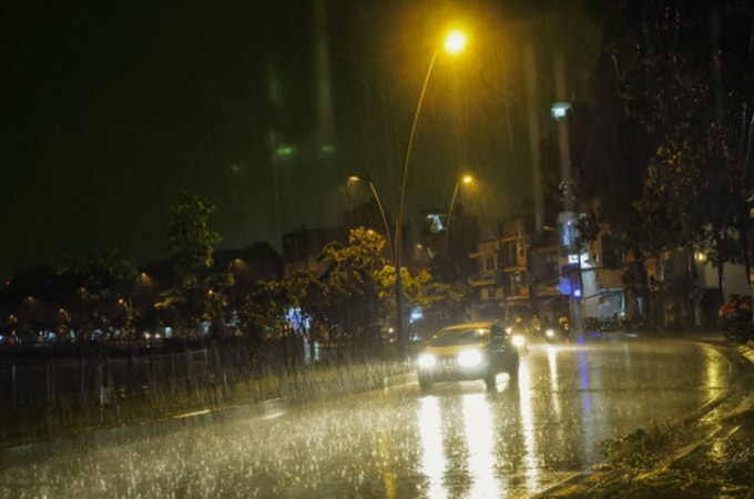 Bắc Bộ đêm mưa to đến rất to. (Ảnh: Dân Việt)