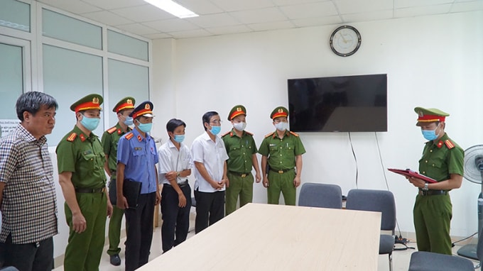 Cơ quan Cảnh sát điều tra đọc lệnh khởi tố các đối tượng.