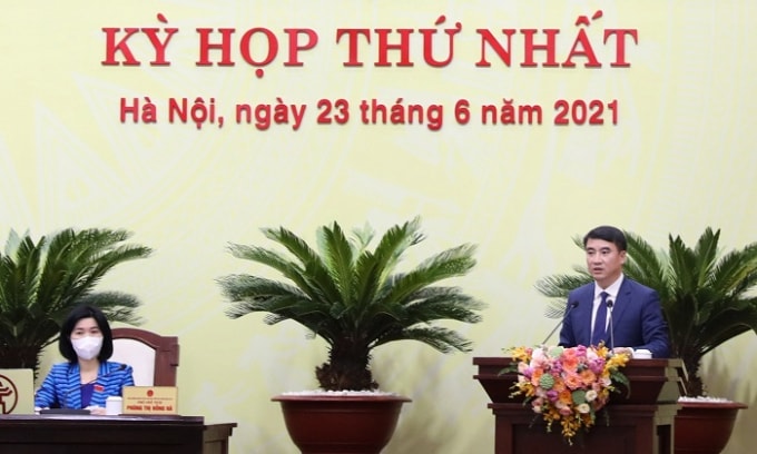 Giám đốc Sở Tài chính Nguyễn Xuân Lưu trình bày tờ trình tại kỳ họp. Ảnh: NNP