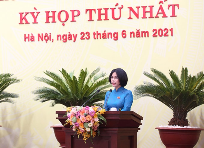 Giám đốc Sở Y tế Trần Thị Nhị Hà trình bày tờ trình tại kỳ họp. Ảnh: HNP