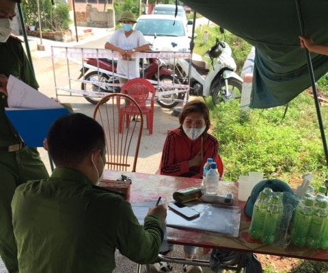 Tổ công tác tại chốt kiểm soát dịch Covid-19 thuộc thôn Tĩnh Lộc, xã Nghĩa Trung lập biên bản đối với Nguyễn Thị Thơm về hành vi “Chống người thi hành công vụ” ngày 22/6/2021
