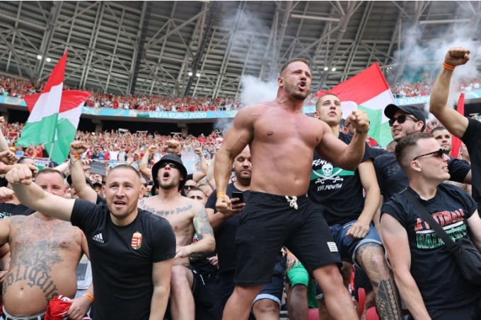 Người hâm mộ Hungary ăn mừng khi ghi bàn mở tỷ số trong trận đấu giữa Hungary và Pháp tại Nhà thi đấu Puskas ở Budapest @ Bernaderr Szabo / AFP