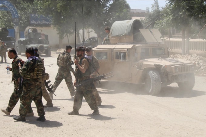 Lực lượng Afghanistan tại địa điểm diễn ra trận chiến với Taliban ở tỉnh Kunduz @ Reuters