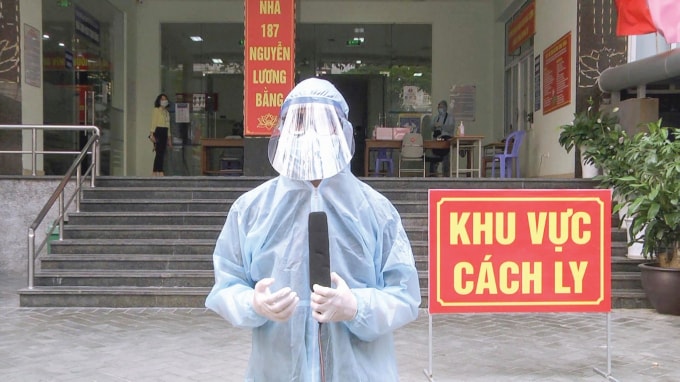 Phóng viên Trần Mộng Long tác nghiệp tại khu cách ly.