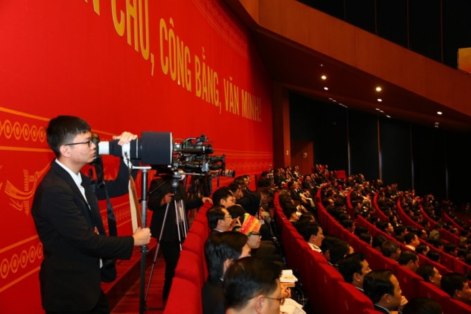 Nhà báo nên tường thuật trực tiếp một sự kiện thay vì dựa vào các nguồn thứ cấp.