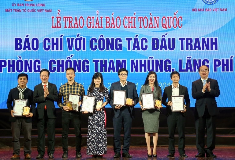 Lễ trao Giải báo chí toàn quốc “Báo chí với công tác đấu tranh phòng, chống tham nhũng, lãng phí” lần thứ nhất năm 2018. Ảnh minh họa