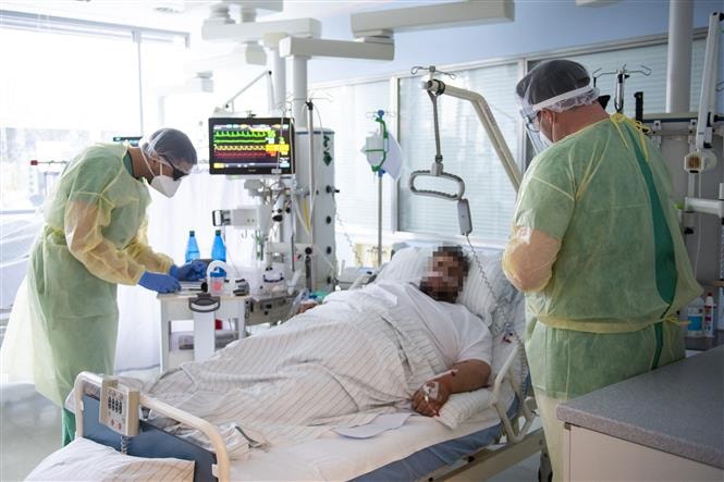Nhân viên y tế điều trị cho bệnh nhân nhiễm COVID-19 tại bệnh viện ở Freising, Đức. Ảnh: AFP