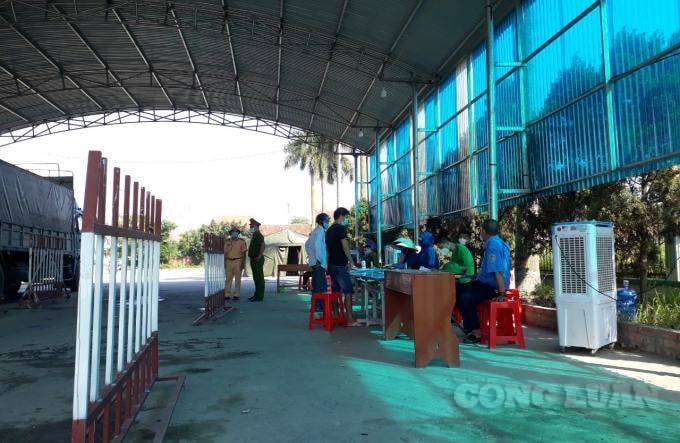Chốt kiểm soát dịch bệnh Covid-19 tại của ngõ phía Tây Quảng Ninh, tại thị xã Đông Triều. Ảnh: (Nguyễn Quân)