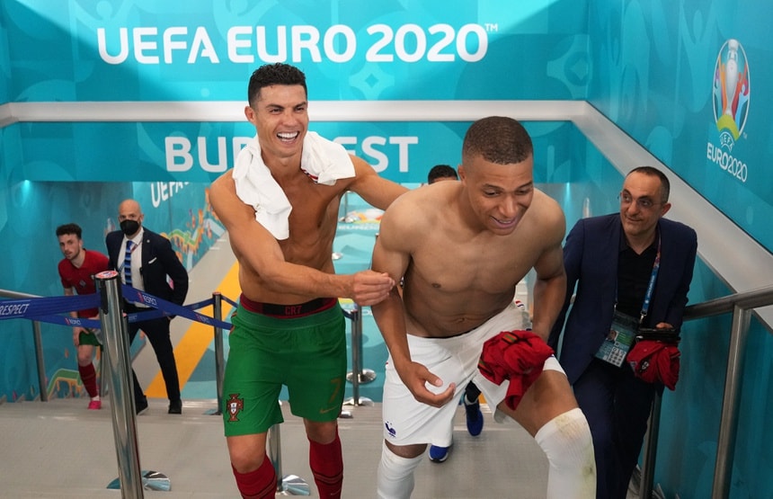 Ngôi sao tuyển Pháp Kylian Mbappe vui vẻ cười đùa với thần tượng sau trận đấu căng thẳng ở lượt cuối bảng F. Ảnh: UEFA