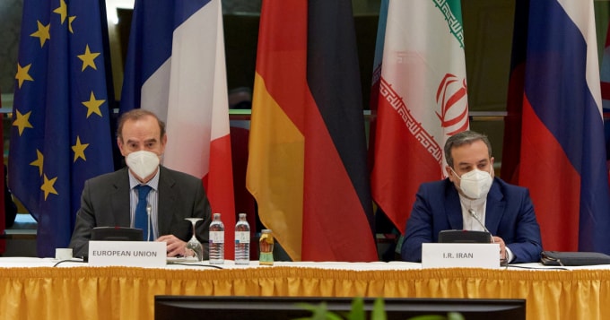 Phó Tổng thư ký Cơ quan Hành động Đối ngoại châu Âu Enrique Mora (trái) và Thứ trưởng Iran tại Bộ Ngoại giao Abbas Araghchi tại cuộc họp của Ủy ban Hỗn hợp JCPOA tại Vienna, Áo - Ảnh: Reuters
