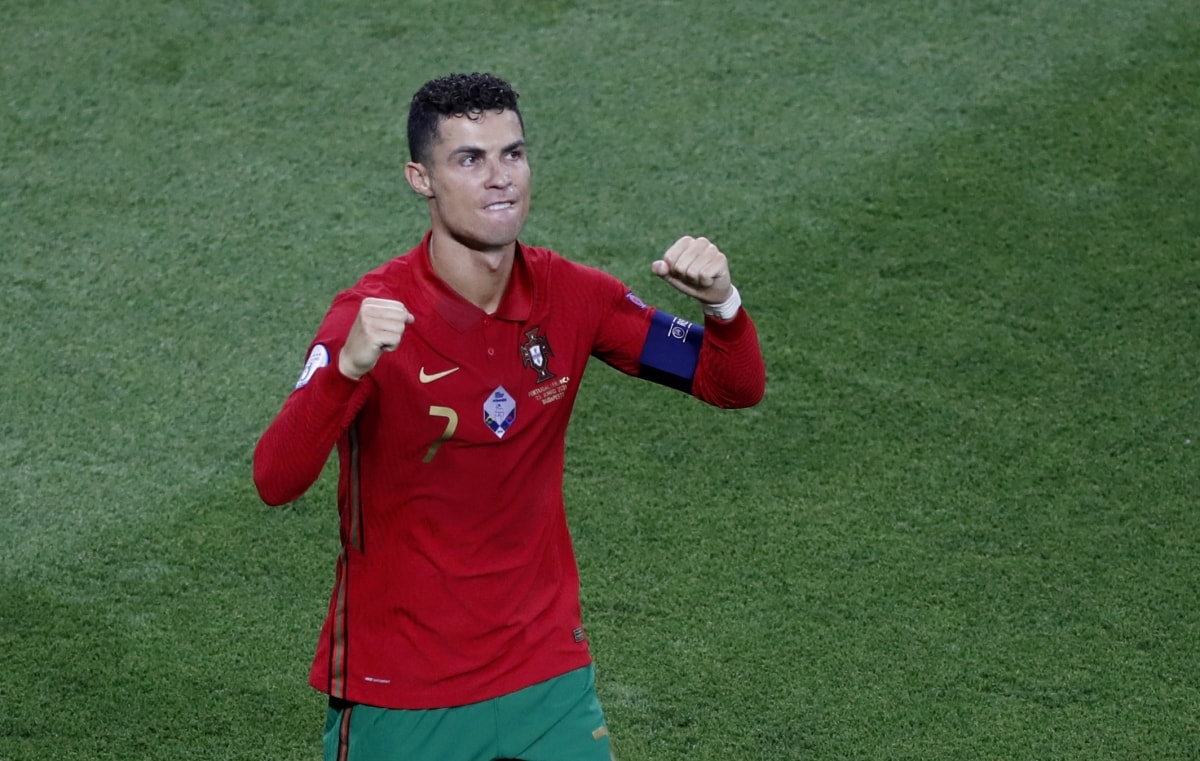 Siêu sao Ronaldo lập siêu kỷ lục vĩ đại nhất lịch sử bóng đá thế giới. Ảnh: internet