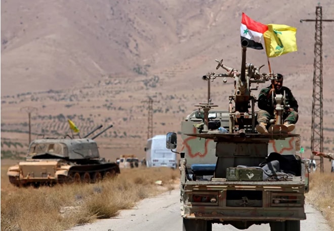 Cờ của Hezbollah và Syria bay phấp phới trên một chiếc xe quân sự ở Tây Qalamoun, Syria ngày 28/8/2017. @ REUTERS