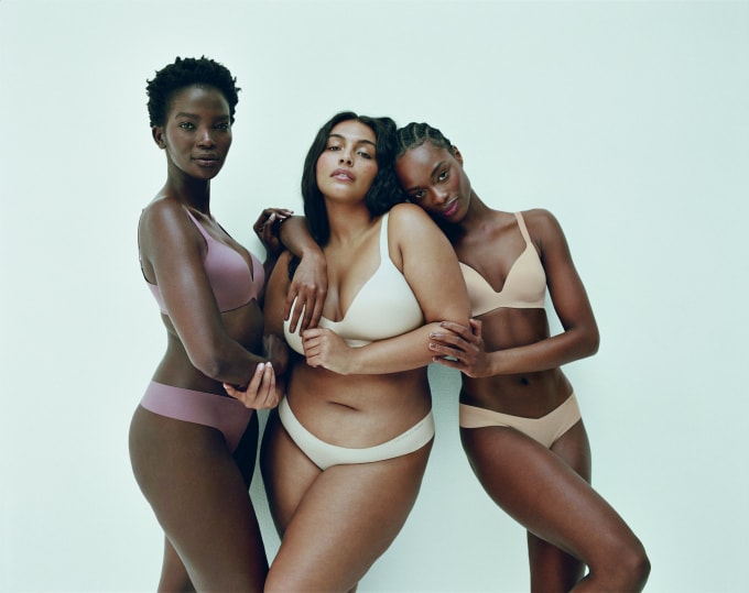 Người mẫu ngoại cỡ Paloma Elsesser ( ở giữa) tạo nên làn gió mới của Victoria's Secret.