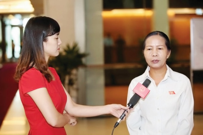 Nhà báo Uông Huyền phỏng vấn đại biểu tại tòa nhà Quốc hội.