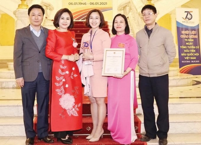Nhà báo Uông Huyền (giữa) đạt Giải A Giải Báo chí “75 năm Quốc hội Việt Nam” với tác phẩm “Quốc hội điện tử - Đổi mới vì cử tri”.