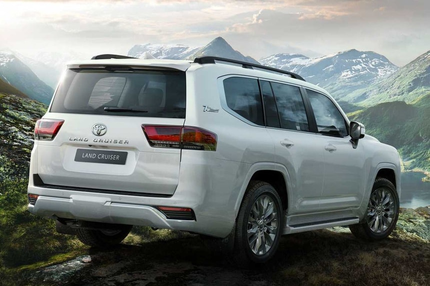 Toyota Land Cruiser 2002. Ảnh: The National News - NetCarShow