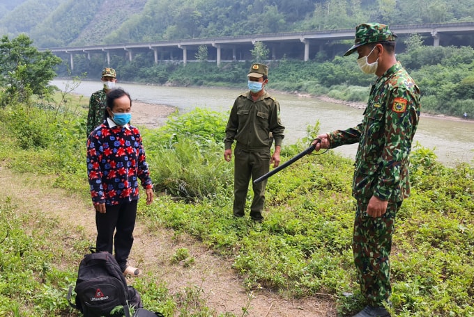 Bộ đội biên phòng phát hiện đối tượng làm thuê bên Trung Quốc vượt biên trở về Việt Nam.