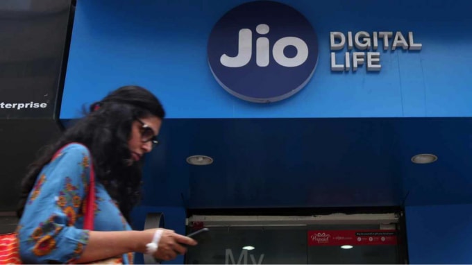 Vào tháng 9, Jio, chi nhánh viễn thông của Reliance Industries, sẽ tung ra một điện thoại thông minh giá cả phải chăng được phát triển đặc biệt cho thị trường Ấn Độ rộng lớn với sự hợp tác của Google.