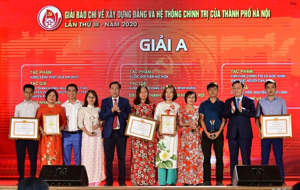 Ủy viên Bộ Chính trị, Bí thư Thành ủy Hà Nội Vương Đình Huệ và Ủy viên Trung ương Đảng, Chủ tịch Hội Nhà báo Việt Nam, Tổng Biên tập Báo Nhân Dân Thuận Hữu trao giải cho các tác giả có tác phẩm đoạt Giải A Giải báo chí về Xây dựng Đảng và hệ thống chính trị của Thành phố Hà Nội năm 2020.