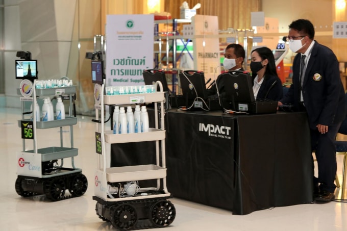 Các robot EOD được triển khai trong bệnh viện ở Thái Lan. Ảnh: BKP
