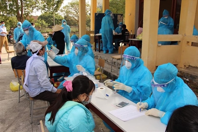 Lực lượng chức năng TP.HCM lấy mẫu xét nghiệm cho người dân. Ảnh: minh họa