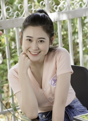 Hoàng Yến ngoài đời là người nhút nhát và lễ phép.