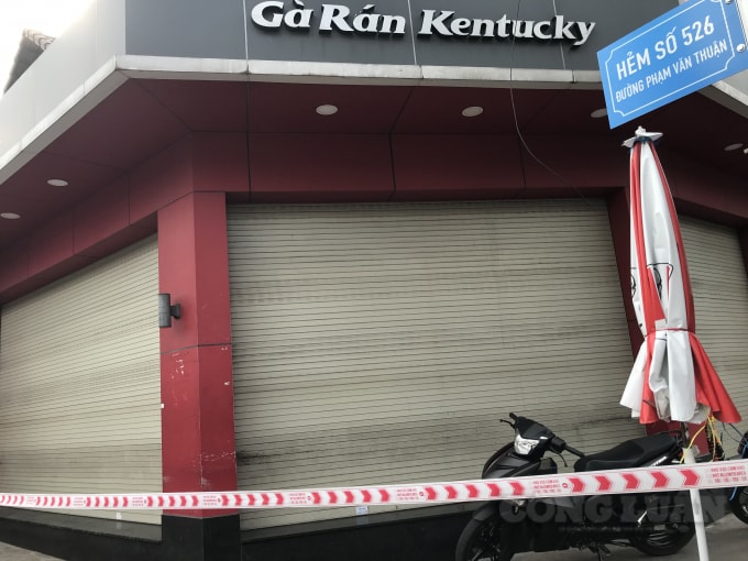 Phong tỏa một cửa hàng KFC trên đường Phạm Văn Thuận (TP. Biên Hoà).