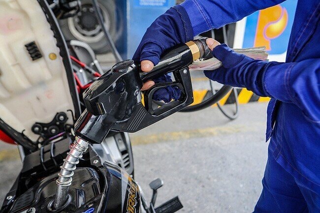 Trong kỳ điều chỉnh ngày mai (26/6), giá xăng dầu trong nước có thể tăng từ 250 đồng - 300 đồng/lít, tùy loại.