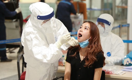 Lực lượng y tế lấy mẫu xét nghiệm Covid-19 cho người dân. Ảnh: minh họa