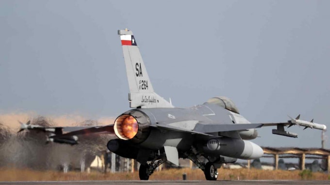 Máy bay chiến đấu F-16 của Không quân Mỹ nằm trong số vũ khí mà Mỹ có thể bán cho Philippines - Ảnh: Reuters