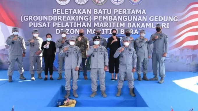 Các quan chức Hoa Kỳ và Indonesia đặt dấu mốc cho Trung tâm Huấn luyện Hàng hải ở Batam của Indonesia. Ảnh: Bakamla